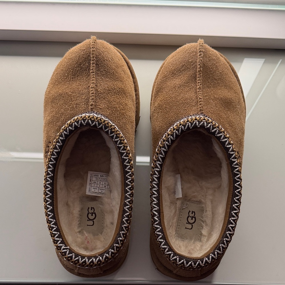 UGG Tasman